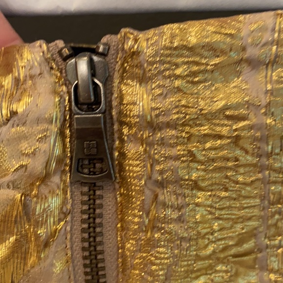 Short, gold, lined skirt. - Picture 3 of 5